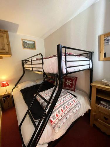 une chambre avec deux lits superposés dans une pièce dans l'établissement Résidence Galibier Iii - Jolie T2 au pieds des pistes MAE-5651, à Vénosc
