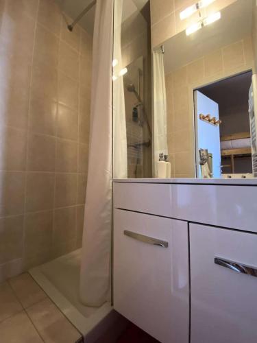 une salle de bain avec une douche, un lavabo et un miroir dans l'établissement Résidence Galibier Iii - Jolie T2 au pieds des pistes MAE-5651, à Vénosc