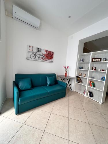 A seating area at Leam Apartment 5