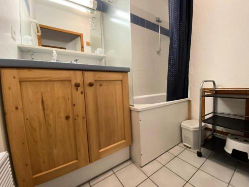 une salle de bain avec un lavabo et des toilettes dans l'établissement Résidence Flocon D'or - Beau T2 dans une résidence au pieds des pistes MAE-5671, à Vénosc