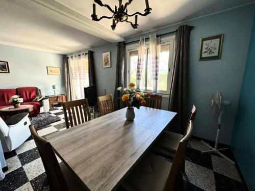 une table de salle à manger avec un vase de fleurs dessus dans l'établissement Résidence Embruns - Appartement 4 couchages avec belle terrasse à deux pas de la mer MAE-4631, à Six-Fours-les-Plages