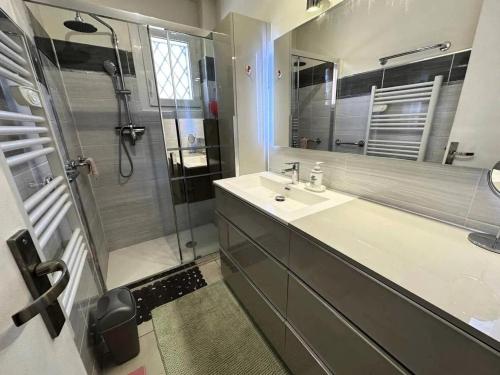 une salle de bain avec un lavabo et une douche dans l'établissement Résidence Embruns - Appartement 4 couchages avec belle terrasse à deux pas de la mer MAE-4631, à Six-Fours-les-Plages