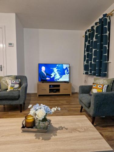 TV a/nebo společenská místnost v ubytování Delight Marvel-Waltham Place - Ashford