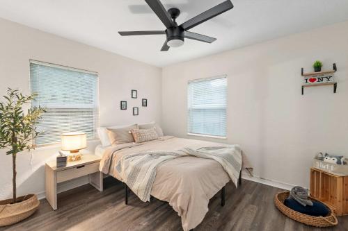 a bedroom with a bed and a ceiling fan at 2 MI to DT Orlando & Winter Park in Orlando