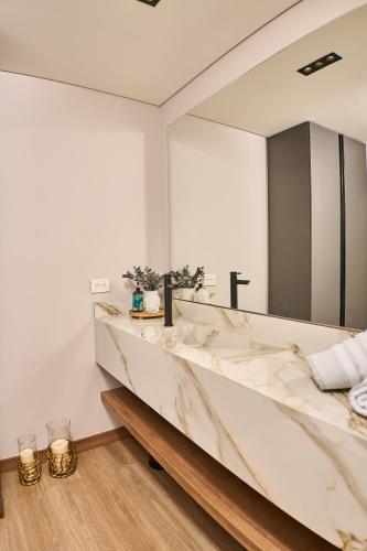a bathroom with a large mirror and a marble counter at HYPE STATES Cali in El Peñón