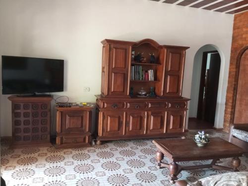 Μια τηλεόραση ή/και κέντρο ψυχαγωγίας στο Casa Excepcional em Jaconé com Ar e Piscina