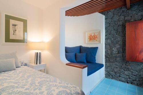 Ένα ή περισσότερα κρεβάτια σε δωμάτιο στο Luxury Sea Front Caleton 40
