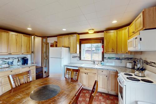 Η κουζίνα ή μικρή κουζίνα στο Skullishak Cabin