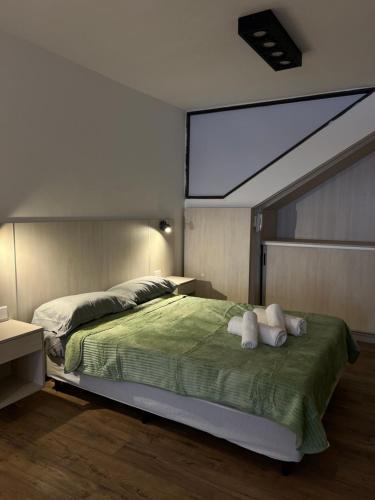 une chambre avec un grand lit avec une grande fenêtre dans l'établissement Departamento Carlos Paz, à Villa Carlos Paz