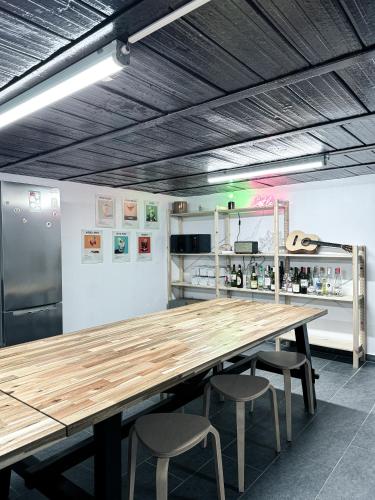 - une grande table en bois dans une chambre avec tabourets dans l'établissement Korean Style Minbak C'est la Vie PARIS, à Bagnolet