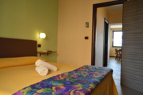 - une chambre avec un lit et des serviettes dans l'établissement Casa Dei Saraceni, à SantʼAgata