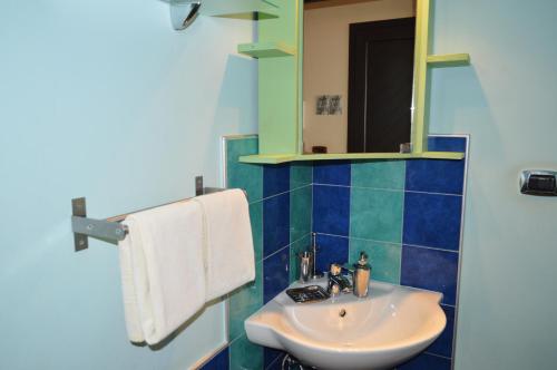 y baño con lavabo y espejo. en Casa Dei Saraceni, en SantʼAgata
