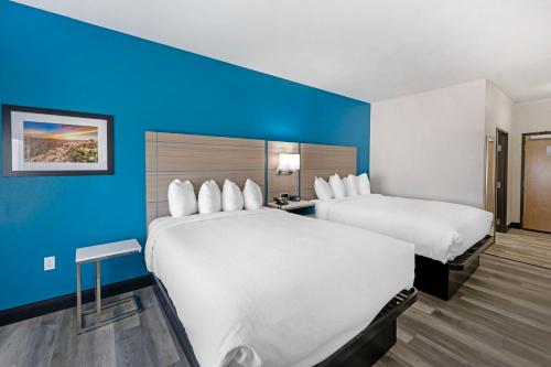 Ένα ή περισσότερα κρεβάτια σε δωμάτιο στο Best Western Plus Executive Residency Carlsbad Hotel