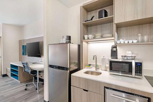 Η κουζίνα ή μικρή κουζίνα στο Best Western Plus Executive Residency Carlsbad Hotel