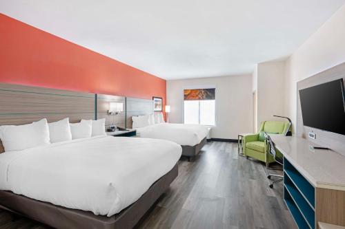 Ένα ή περισσότερα κρεβάτια σε δωμάτιο στο Best Western Plus Executive Residency Carlsbad Hotel