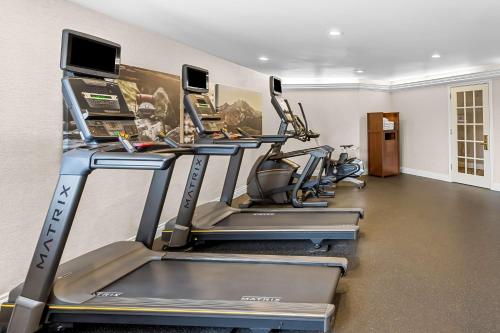 a row of treadmills in a gym at Best Western Plus Puyallup Hotel in Puyallup