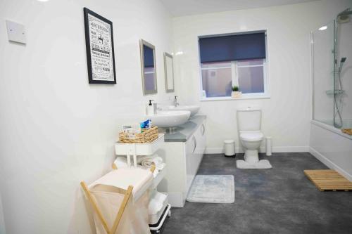 Ένα μπάνιο στο Abington Villa Sleeps 15 Games & Cinema Room