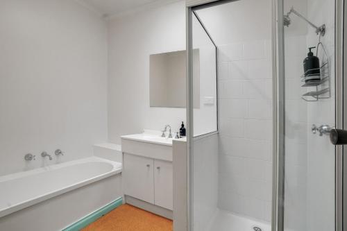biała łazienka z umywalką i prysznicem w obiekcie Prues Cottage w mieście Port Fairy