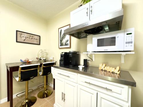 Η κουζίνα ή μικρή κουζίνα στο Cozy Private Apartment - Stylish & Spotless