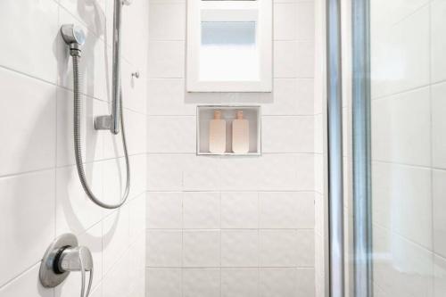 Ένα μπάνιο στο Spacious, Pet Friendly - Close to Main St