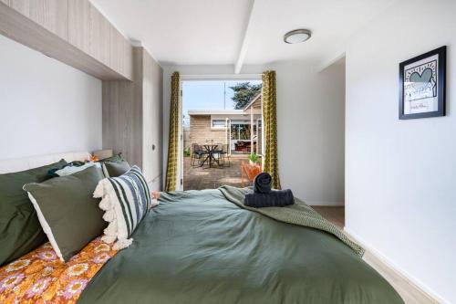 格罗夫海洋Spacious, Pet Friendly - Close to Main St的一间卧室,卧室内设有一张绿色大床
