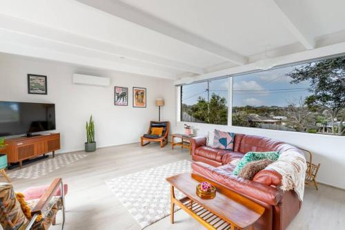 Μια τηλεόραση ή/και κέντρο ψυχαγωγίας στο Spacious, Pet Friendly - Close to Main St