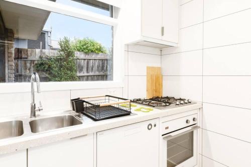 Η κουζίνα ή μικρή κουζίνα στο Spacious, Pet Friendly - Close to Main St