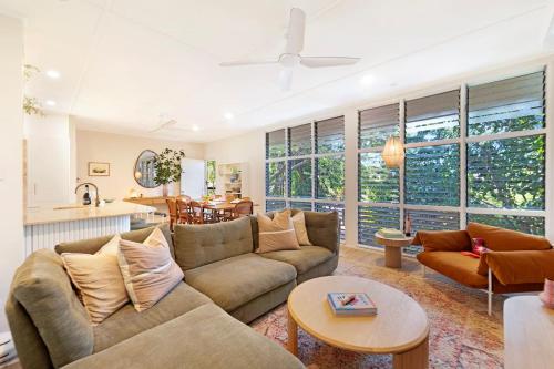 صورة لـ Tropical Luxe Treehouse - Lush Poolside Living في Nightcliff