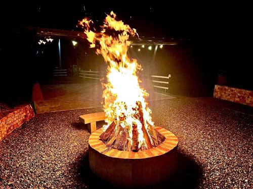 a fire pit in the middle of a room at Romántica Cabaña con vista a la ciudad, 10 min del Centro in Chiquinquirá