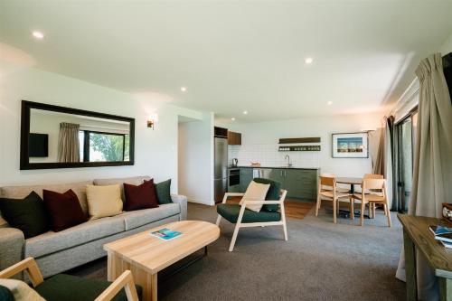 瓦纳卡Edgewater Hotel的带沙发和桌子的客厅
