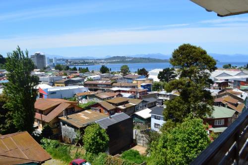 uma vista aérea de uma cidade com casas e um rio em La Casa Colores em Puerto Montt
