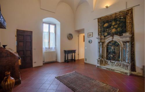 a room with a large painting on the wall at Stunning Home In Macerata Feltria in Macerata Feltria
