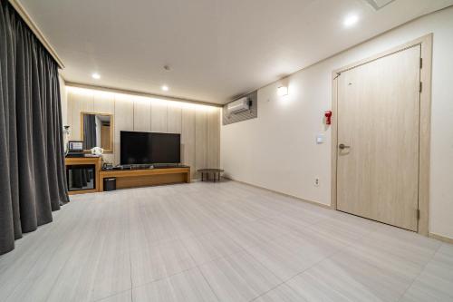 a large living room with a flat screen tv at Sokcho Ritz Hotel in Sokcho