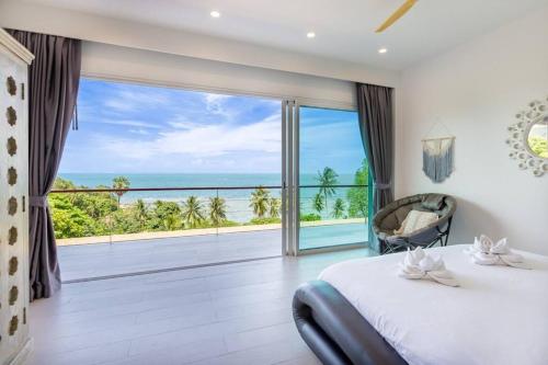 Un dormitorio con vista al mar en SunTien a spectacular 4br beach front pool villa, en Ko Pha Ngan