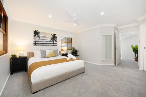 a bedroom with a large bed in a room at Large Family Pool Home in Taringa 6km to CBD Pets in Brisbane