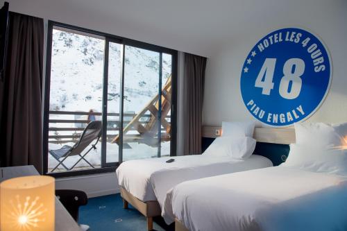 מיטה או מיטות בחדר ב-Hôtel des 4 Ours