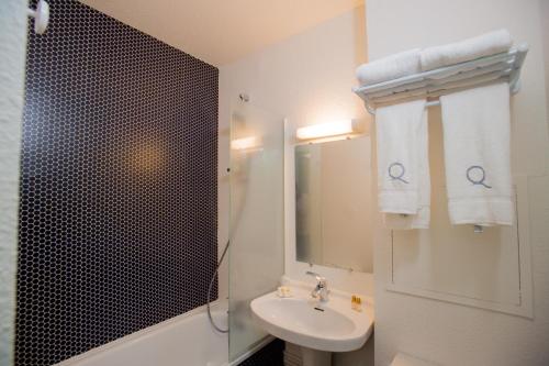 La salle de bains est pourvue d'un lavabo, d'une douche et de toilettes. dans l'établissement Hôtel des 4 Ours, à Aragnouet