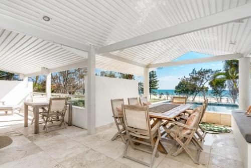 a dining room with a table and chairs at Lawson House 2 in Byron Bay