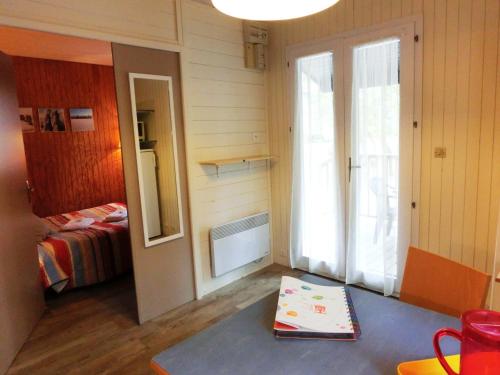 une chambre avec un lit et une fenêtre dans l'établissement VVF Landes Moliets, à Moliets-et-Maa