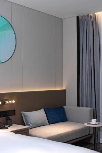 Ένα ή περισσότερα κρεβάτια σε δωμάτιο στο Grand Madison Longhua Yujing Shenzhen