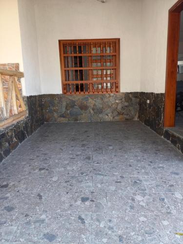カラルカにあるCasahotelnapolesの石壁と窓のある空間