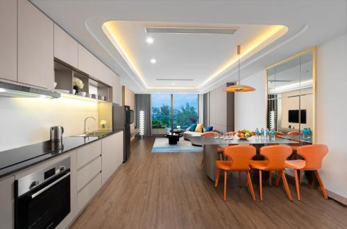 Una cocina o zona de cocina en Poseido Hotel Quảng Bình