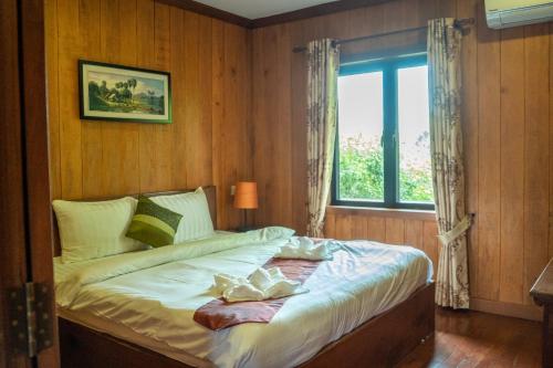 Postel nebo postele na pokoji v ubytování Jungle Sanctuary Hotel Siem Reap