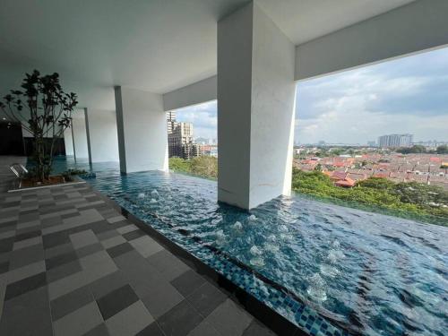 スバン・ジャヤにあるEdumetro A30 2 Bedroom Subang Sunway By MICASA GROUPの床に水のプールが付いている部屋
