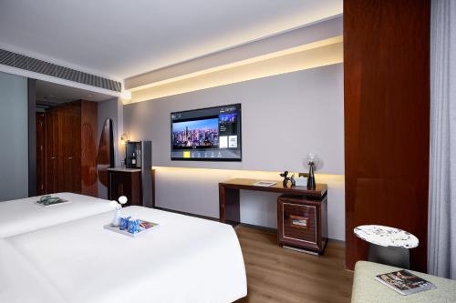 TV/Unterhaltungsangebot in der Unterkunft Mehood Elegant Hotel Guangzhou Ersha Island Pearl River Night Tour - Complimentary Shuttle Bus between hotel to Canton Fair Complex during Canton Fair