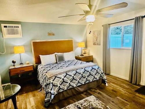 Ένα ή περισσότερα κρεβάτια σε δωμάτιο στο Creature Comforts Suite-Private Hot Tub-Sleeps 2