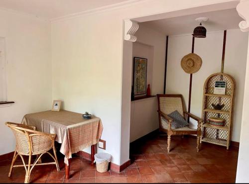 Un comedor con una mesa y dos sillas. en Blue Swan Inn, en Unawatuna