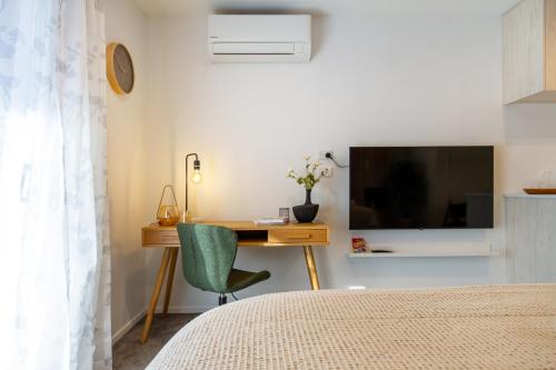 Μια τηλεόραση ή/και κέντρο ψυχαγωγίας στο Charming Studio for 2 in the Central City
