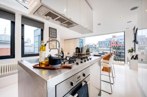a kitchen with a stove and some windows at Huge & Central 3 Bedr, 4 Beds, Covent Gdn in London