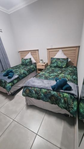 Postel nebo postele na pokoji v ubytování Rooisand Oornag Akkommodasie